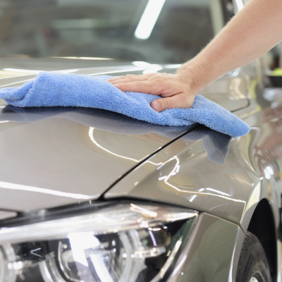 La microfibre spéciale pour l'essuyage de la carrosserie : les avantages et les astuces d'utilisation