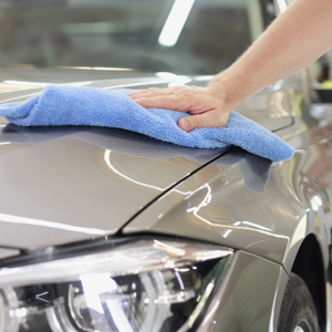 La microfibre spéciale pour l'essuyage de la carrosserie : les avantages et les astuces d'utilisation