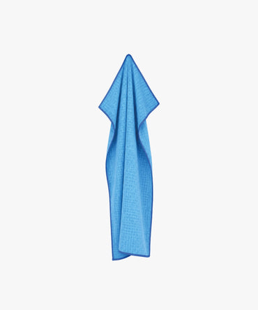 essuyer la vaisselle avec un torchon microfibre bleu