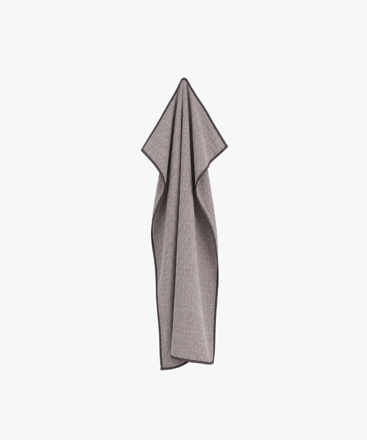 essuyer la vaisselle avec un torchon microfibre gris