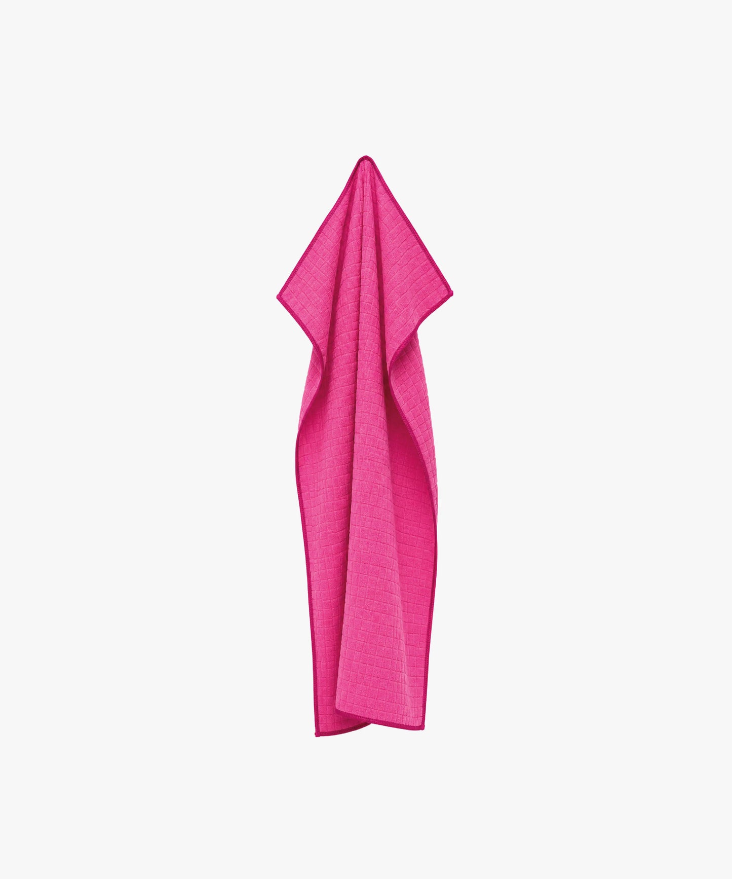 essuyer la vaisselle avec un torchon microfibre rose
