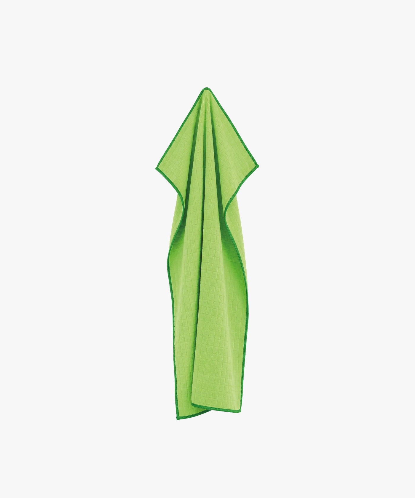essuyer la vaisselle avec un torchon microfibre vert