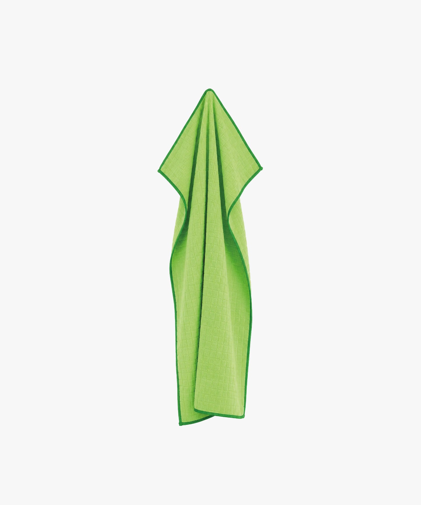 essuyer la vaisselle avec un torchon microfibre vert